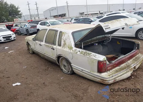 1993 Lincoln Town Car Cartier z USA, uszkodzony, nr VIN 1LNLM83W9PY760175